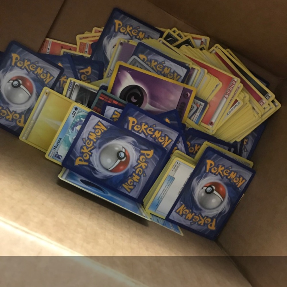 Lot of 200 Pokémon cards!